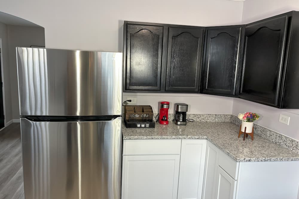 Granite City House | Cheerful & Warm Remodeled Two Bedroom Cottage at Wilson Park.