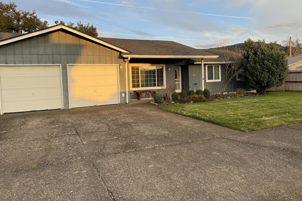 Thurston House | Cozy 3-bedroom house in enjoyable Springfield with AC