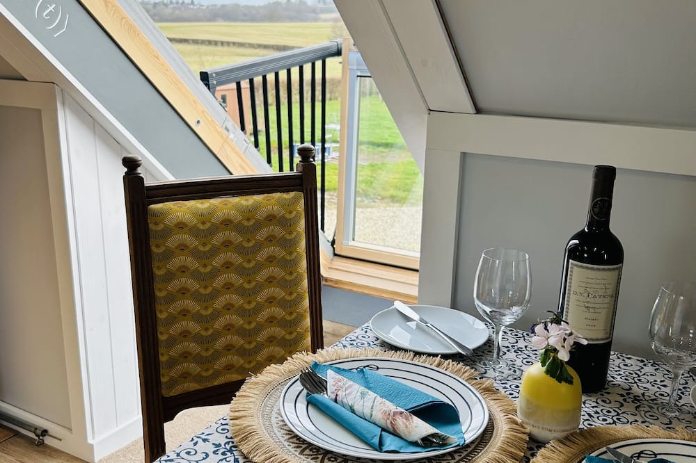 Llantarnam Apartment | Rural idle yet so connected to surrounding leisure activities and city life. Wow