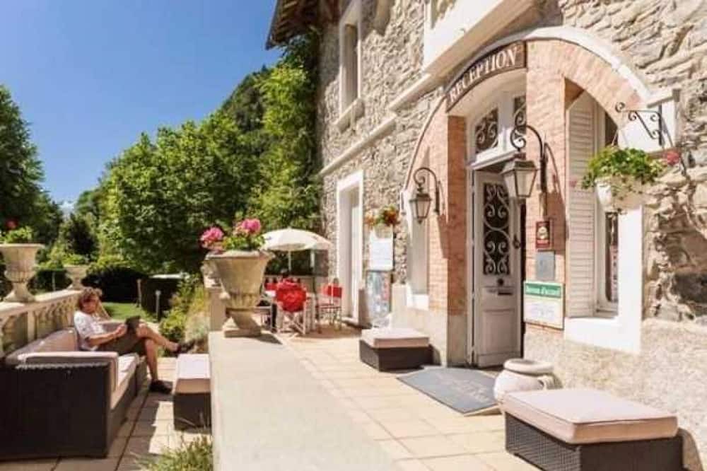 Le Bourg-d'Oisans House | Camping 4 étoiles - Parc aquatique - eeeaih