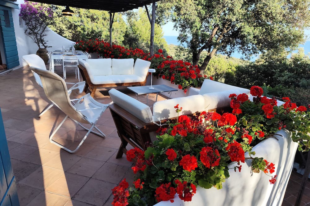 San Felice Circeo Villa | A Michele Busiri's villa facing the Pontine Islands in the mediterranean woods.