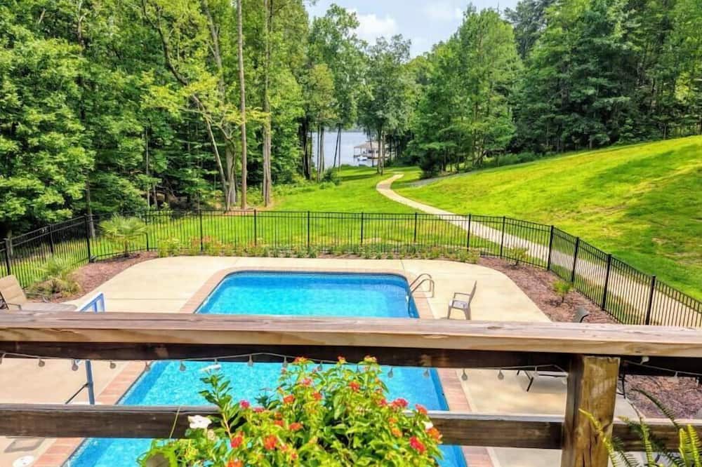 Semora House | Lakefront with Pool-Ideal getaway for family, friends or co-workers