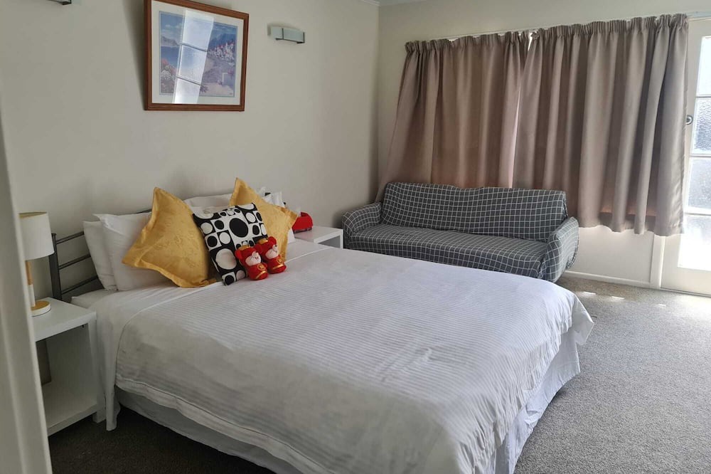 Mount Eden Apartment | Sunlit Self-Contained Studio in Epsom - Couples Welcome!