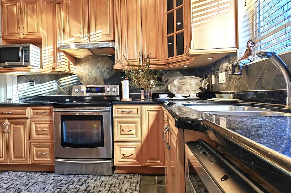 Fleetwood House | Luxurious Master Suite, Expansive Shared Spaces, and Gourmet Kitchen