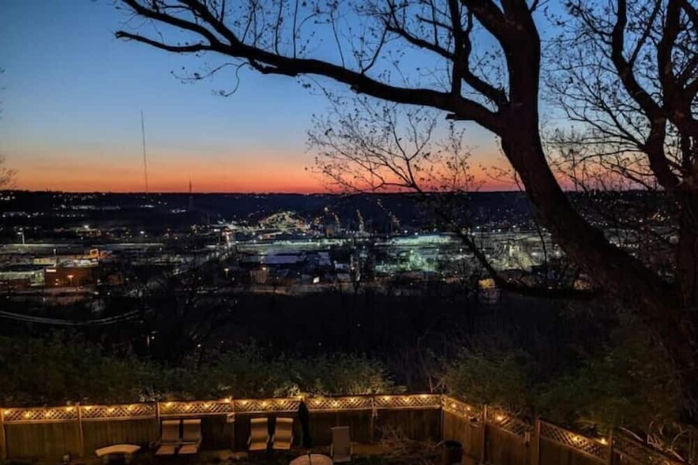 CUF House | New to VRBO, NOT new to Hosting! 5 Star Rated! Historic Central Home w/ a View
