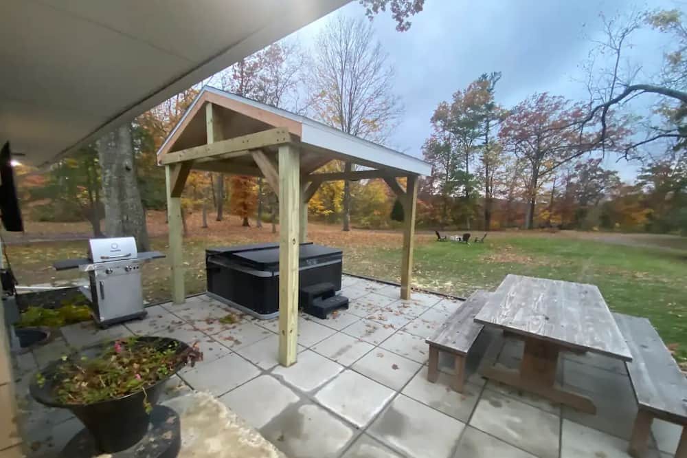 Saugerties House | Private/Secluded 4 Bdrm with HotTub & Steam Shower