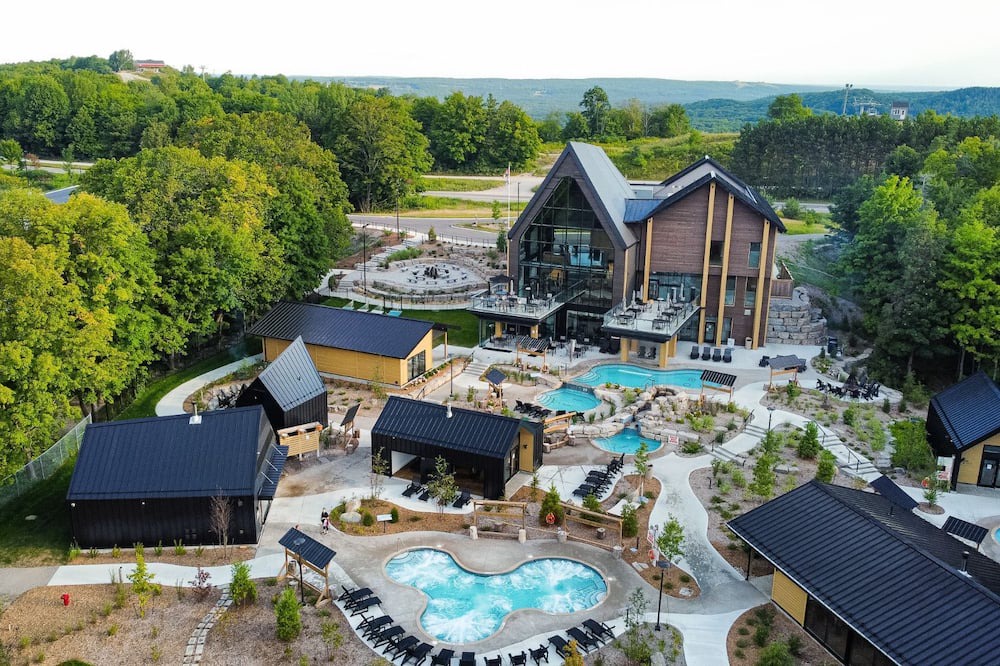 Oro-Medonte Ski Chalet | Escape the City in our Chalet Townhouse for 8 - w/ Jacuzzi & Access to Pool /Gym