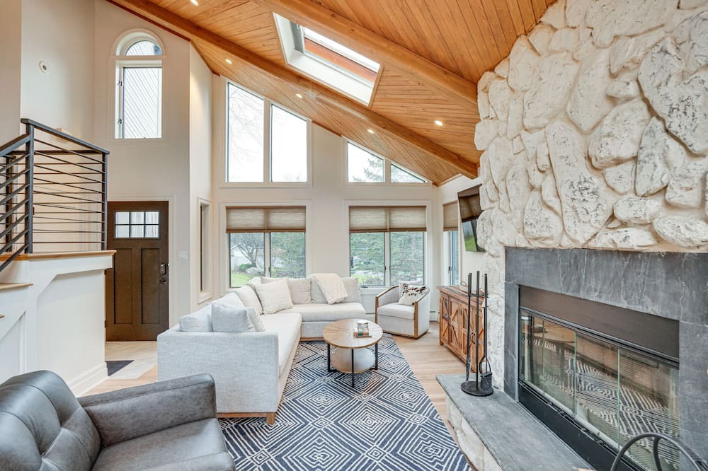 Athens House | Upstate New York Rental Home w/ Lake View & Dock!