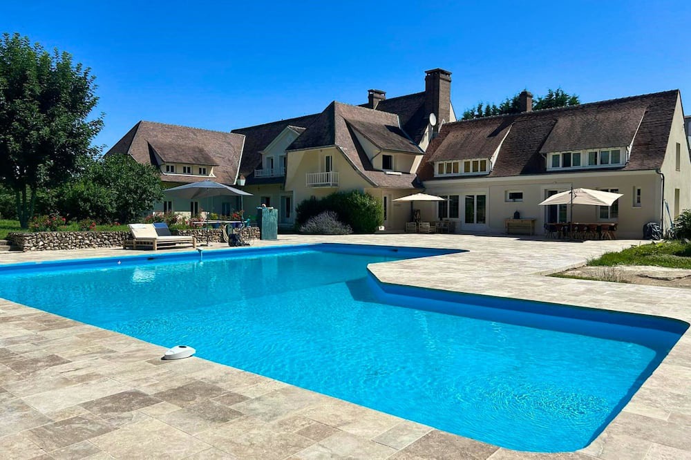 Chatillon-Coligny Villa | Homerez - Villa for 16 ppl. with swimming-pool and garden at Châtillon-Coligny