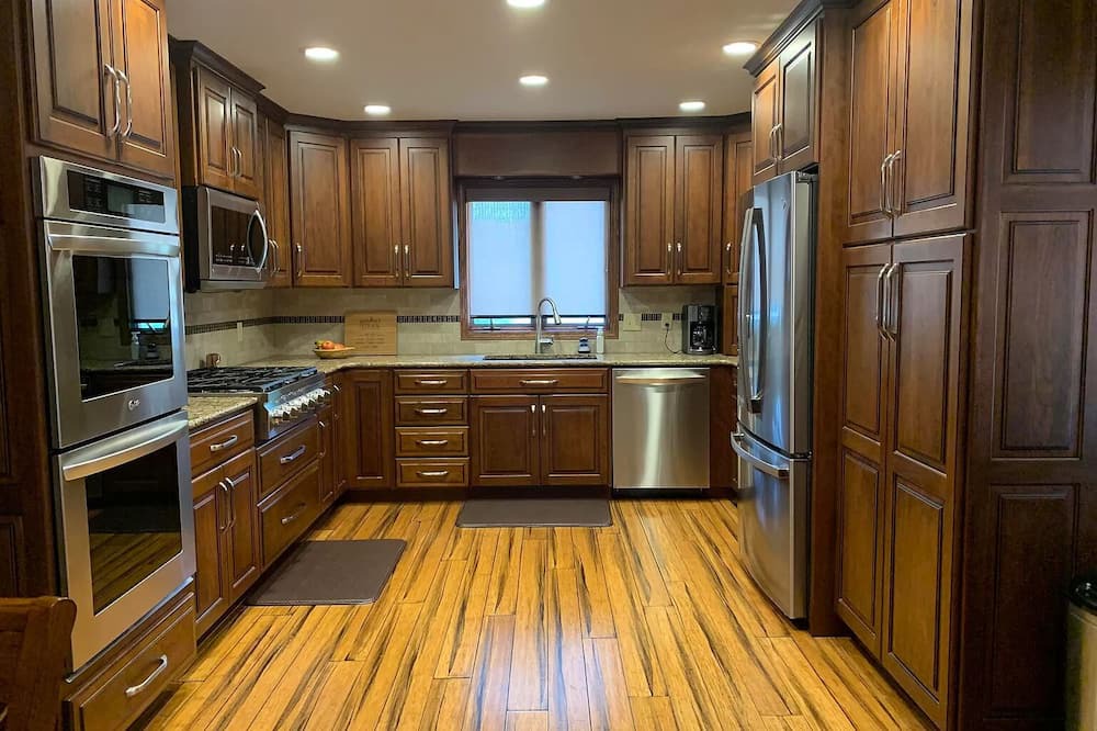 Emporia House | Cozy, modern, updated house w/pool!