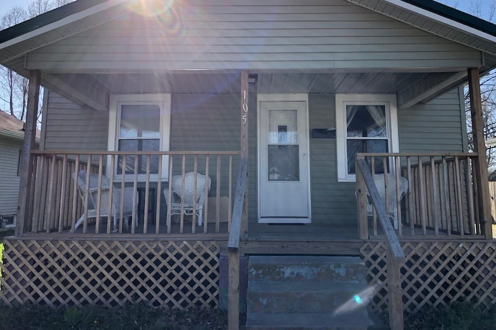 Robinson House | Right off of Main St in Robinson