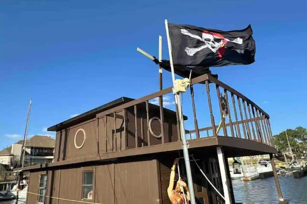 Clear Lake Shores Boat Rental | The Pirate Paradise