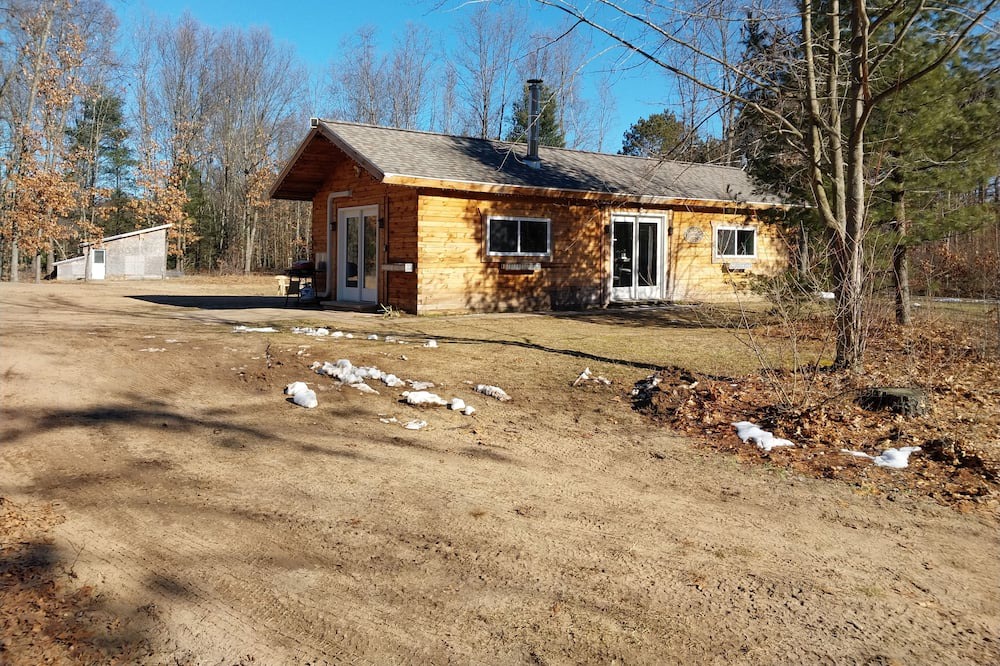 Pentwater Cabin | Cuddle up in this cozy cabin