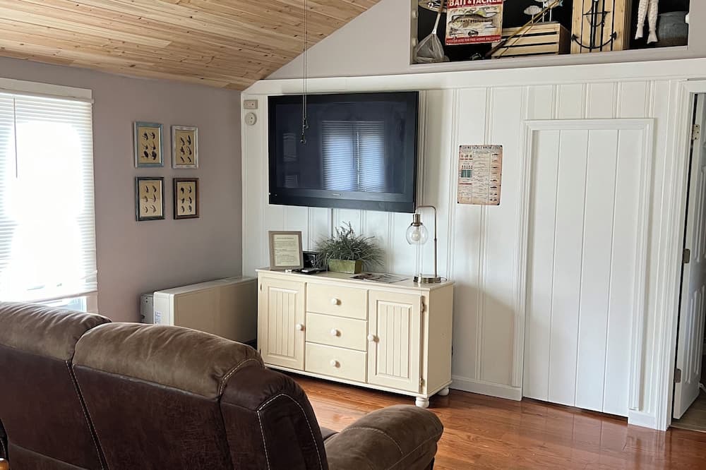 Lochmere Cabin | 1 BR Cabin with Dock and Shared Beach