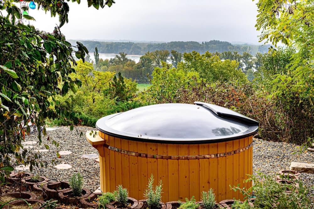 Veroce Cottage | Dragonfly lodge - private house with hot tub and view to the Danube/mountains