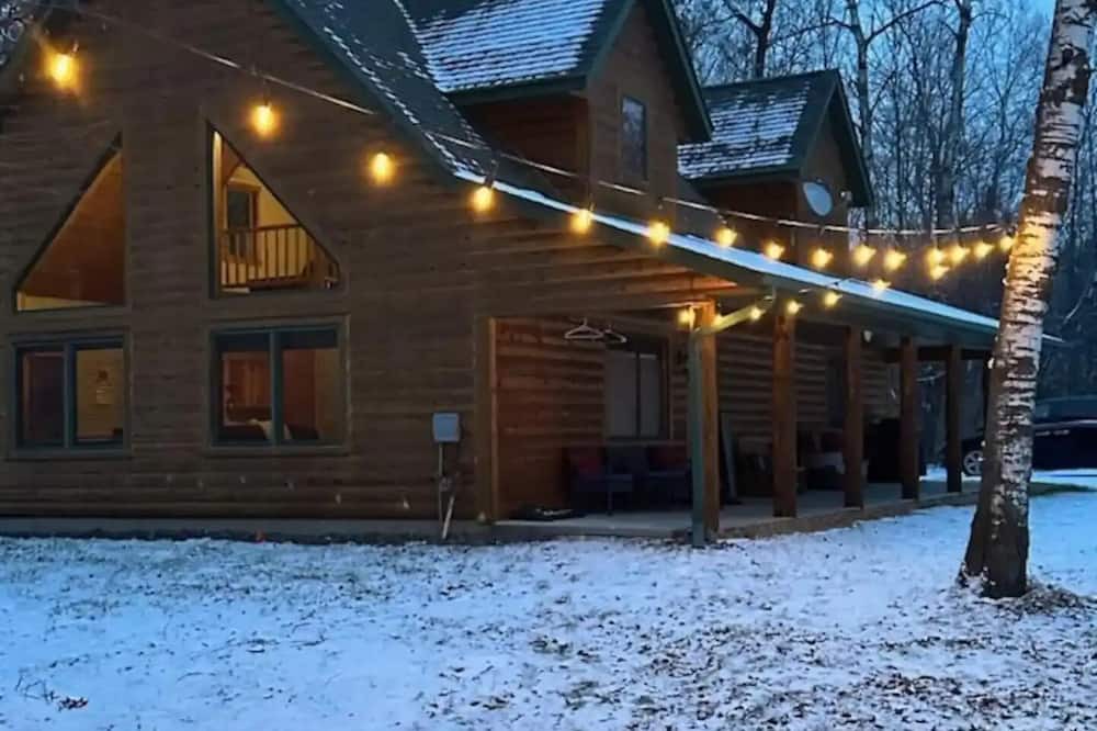 Amery House | HotTub! Woodside Haven Gateway to Nature & Leisure