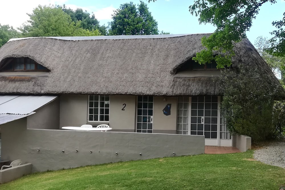 Underberg Cottage | Quaint 1-Bed Cottage with Lounge in Underberg