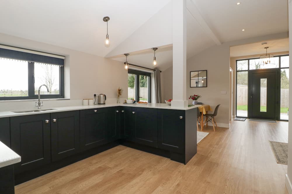 Newent Cottage | MEDLANDS, pet friendly, with a garden in Newent