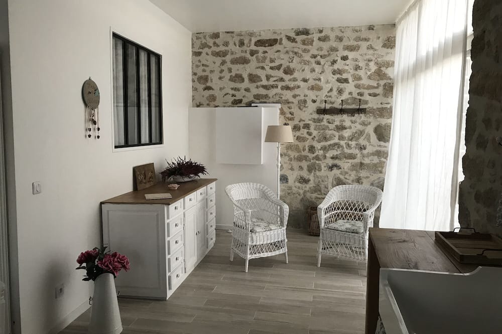 Augeres Cottage | Cottage "Gîte Les Trois Chênes" with Private Terraces, Private Garden & Wi-Fi