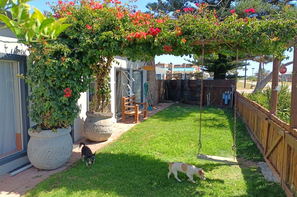Gouritz House | Quaint Pet-Friendly Family Retreat: Just Steps Away from the Stunning Ocean