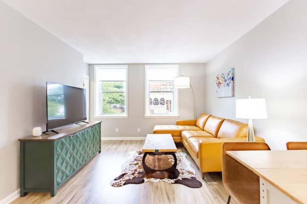 Monroe Apartment | Stylish Downtown Flat