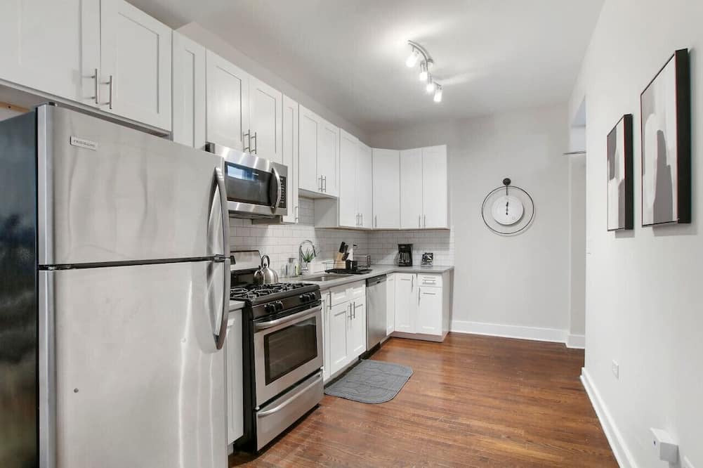 Hyde Park Apartment | Enchanting 2BR Chicago Haven with In-unit Laundry