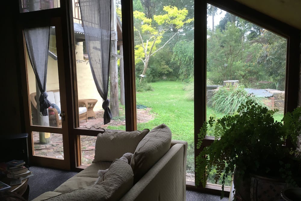 Kinglake Cottage | Rustic mud brick cottage