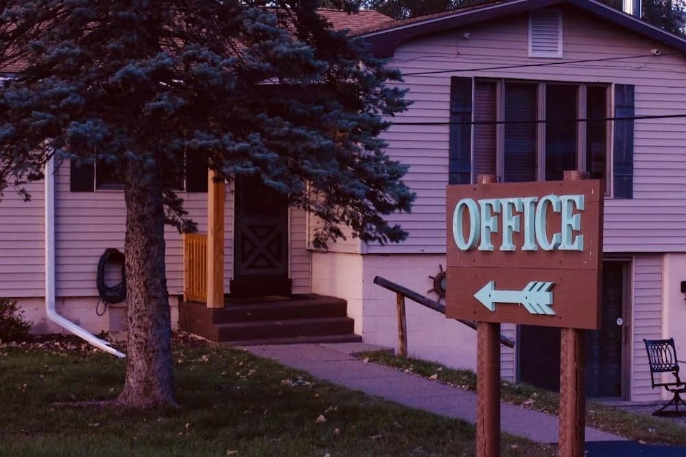 Onalaska House | Overlooking Lake Onalaska -- Two Queen beds + bathroom in nostalgic motel