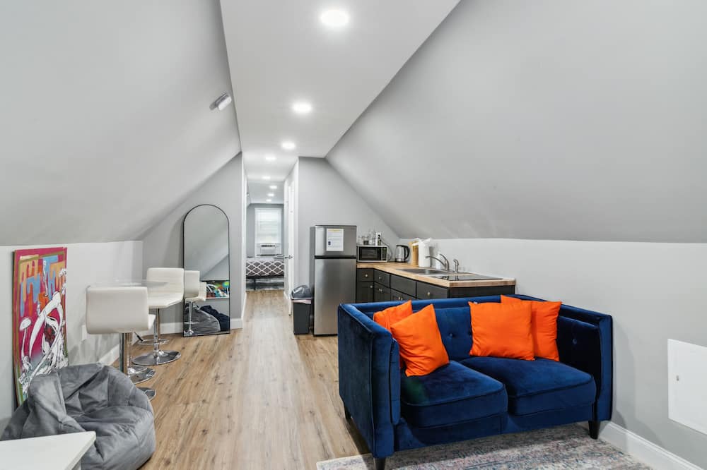 Elizabeth Apartment | Stylish and Cozy Attic in Elizabeth/Great location near Newark Airport