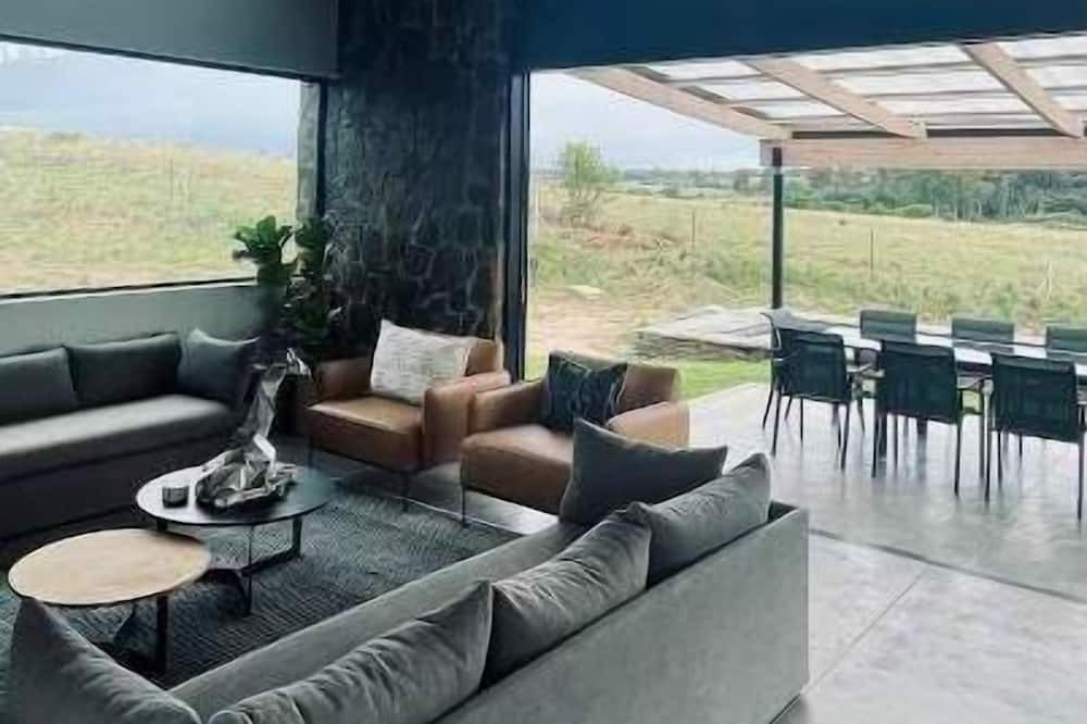 Bouvet Island House | Spacious modern farmhouse on 16 hectares