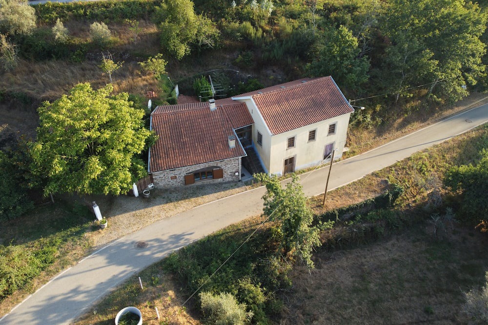 Moitas Other | Farmhouse 'Yellow House - Casa Amarela' with Mountain View, Shared Pool and Wi-Fi