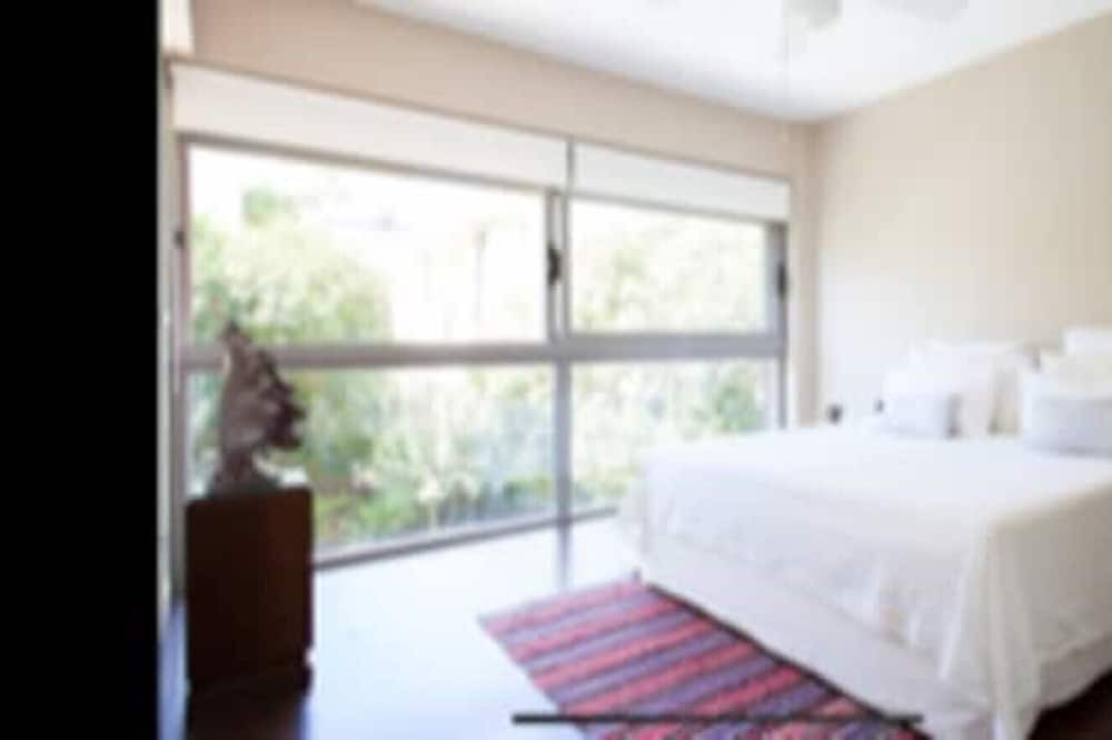 Khalandrion Apartment | Art Collection apartment with garden