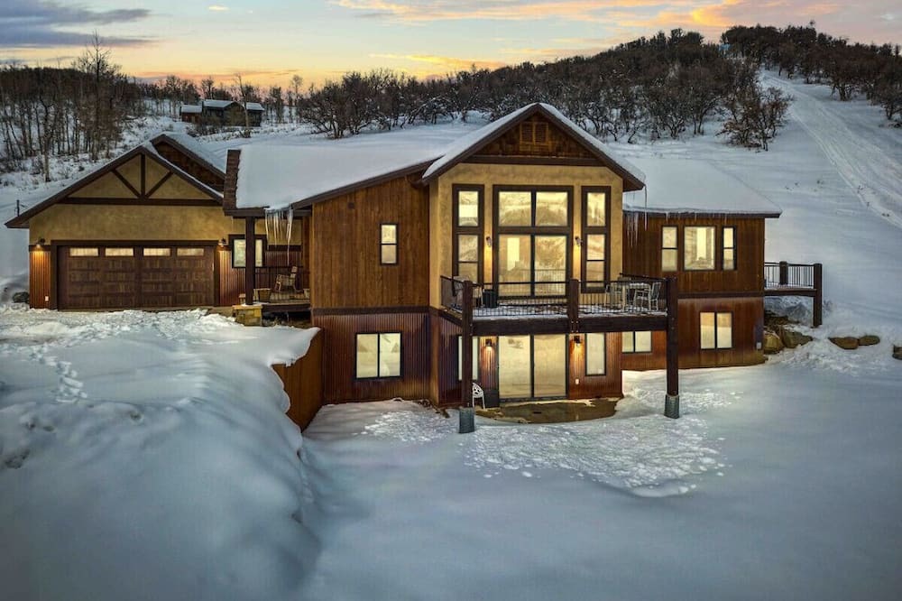 Clark Ski Chalet | 4bdrm 3 bath Ski in/out Chalet on Private Hill