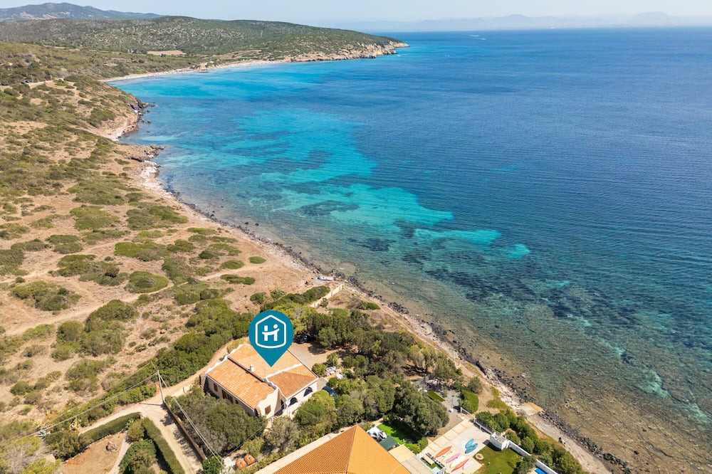Sant'Antioco House | Holiday Home 'Fronte Mare Azzurro' with Sea View, Shared Garden and Wi-Fi