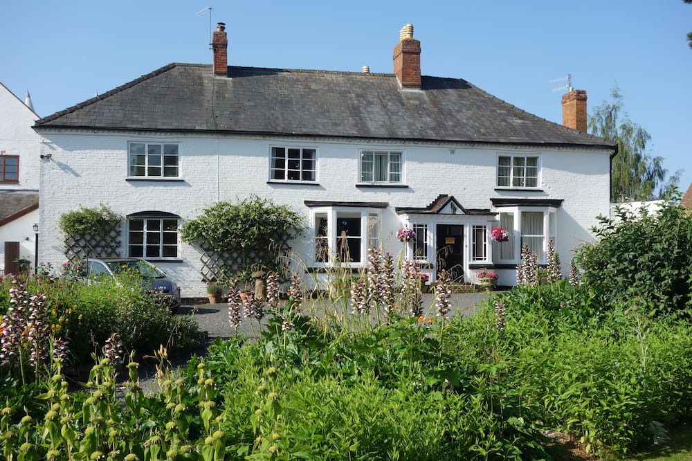 Broadwas Other | Self catering wing in Regency farmhouse close to the magnificent Malvern Hills