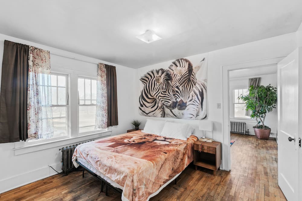 Flint Apartment | Snuggle-in-the-Jungle: Pet friendly + Smart TV + close to everything in Flint!
