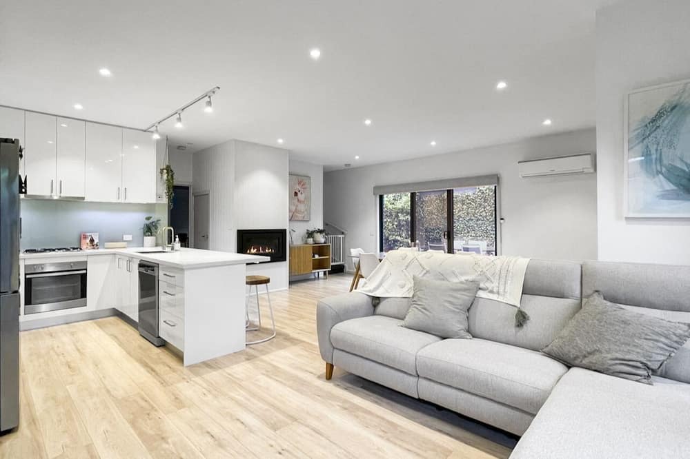 Frankston House | An Entire Modern Townhouse on Spray close to Beach & Amenities