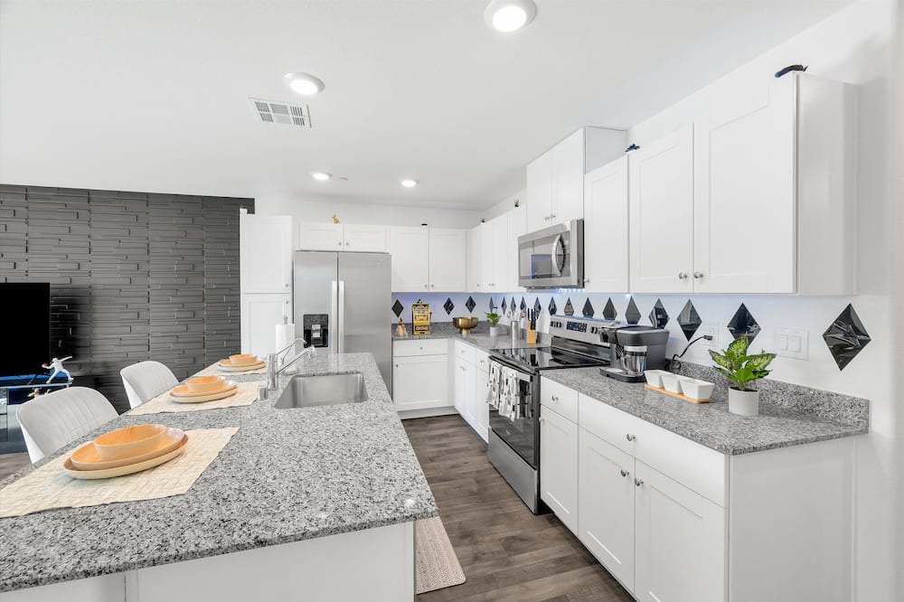 Enterprise House | Located just 15 minutes from the strip & Airport.
