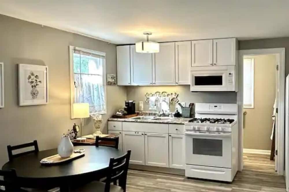 Excelsior Cottage | Charming cottage steps from lake, shops & more!