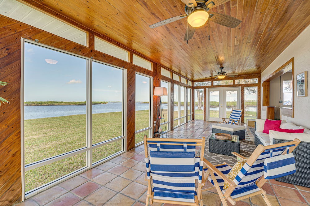 Spring Hill Cottage | Gulf Front Spring Hill Getaway w/Grill & Dock!