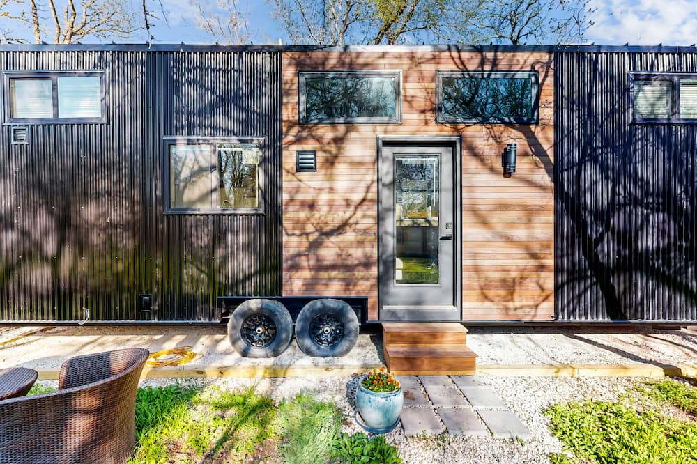 Manor House | Darling Texas tiny home with a kitchenette, washer/dryer, & AC