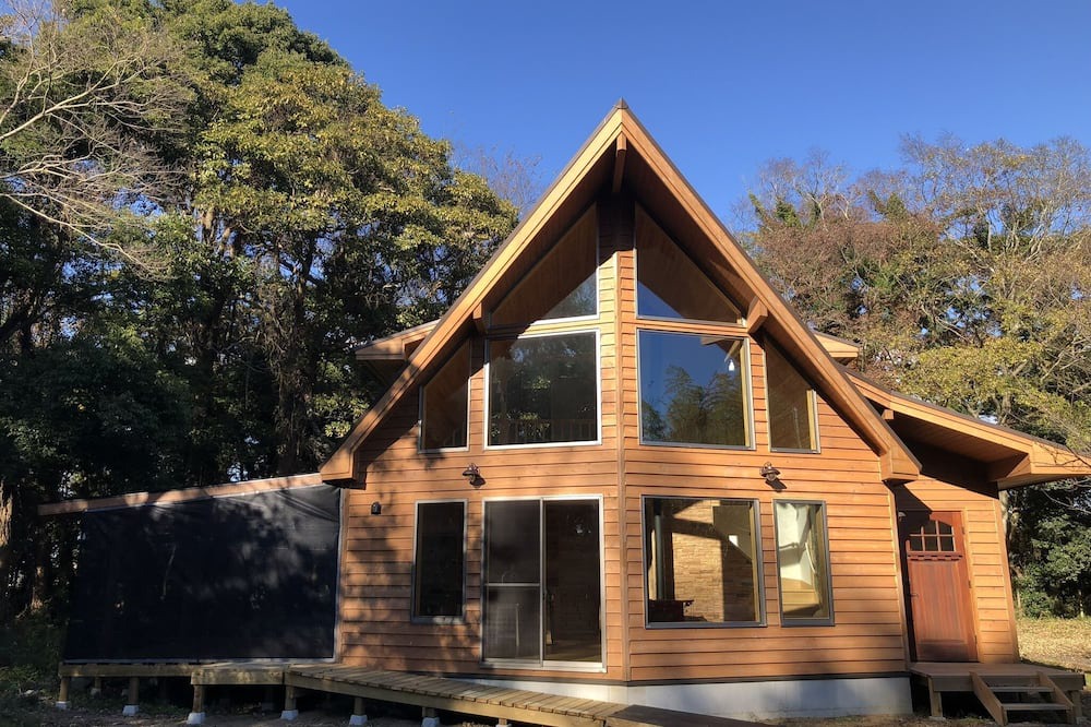 Kashima Villa | A log house tucked away in the forest of Kashima Jingu Shrine