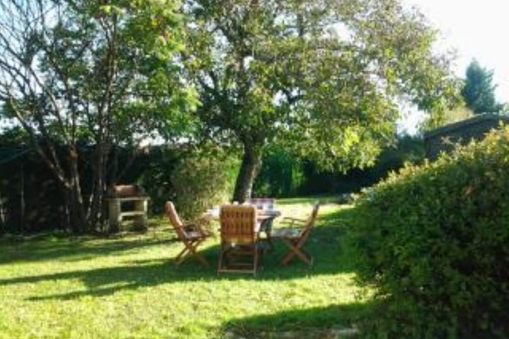 La Chapelle-Themer Cottage | Le Chevrefeuille Pretty, countryside cottage with large private gardens.