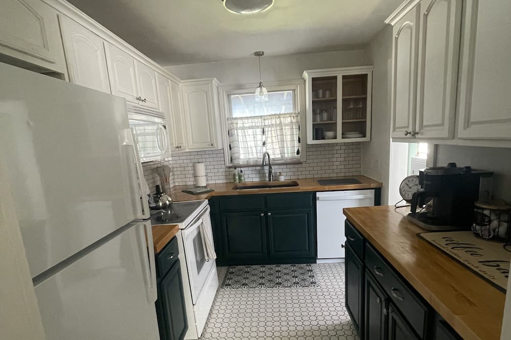 Huntington House | ~Cozy 3-Bedroom Bungalow~Near Ritter Park, Downtown, and Marshall University