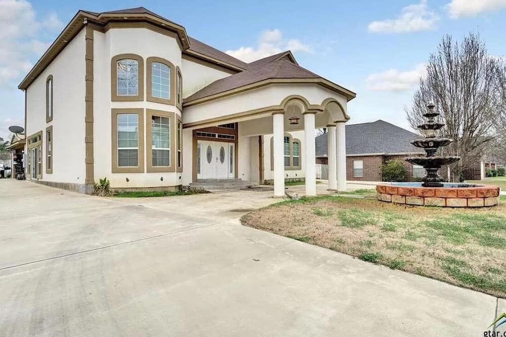 Whitehouse House | Mini Mansion 5-bedroom house in lovely Whitehouse with WiFi, Sauna, etc.
