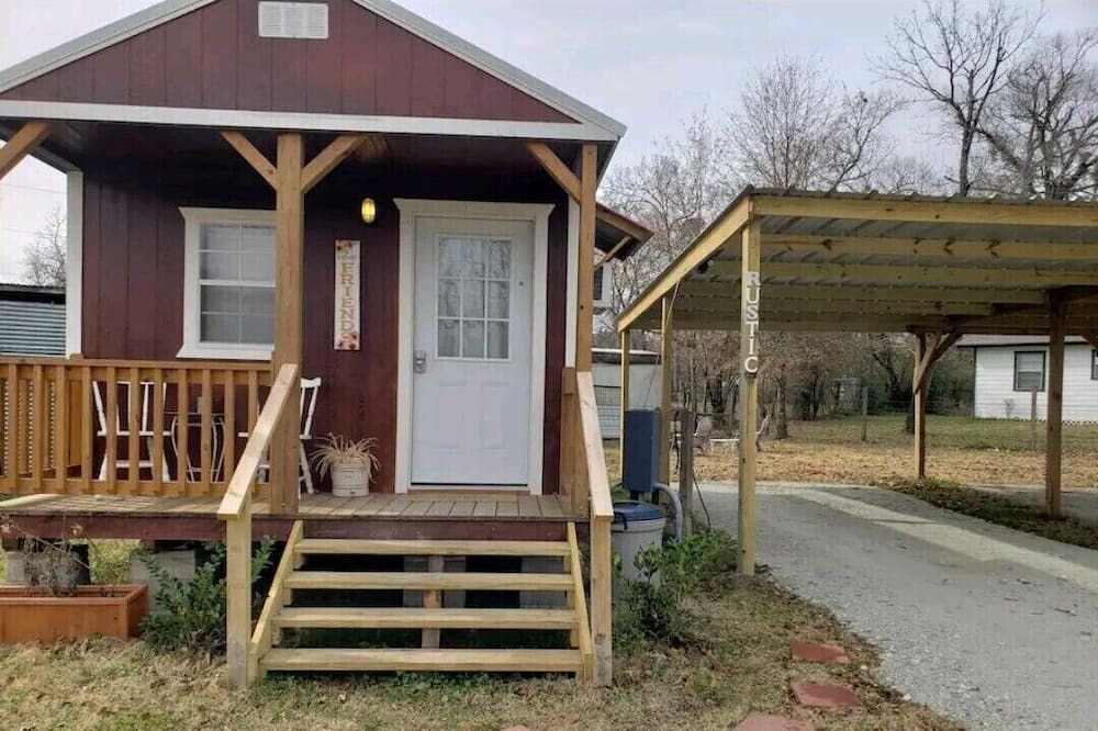 Lufkin Cabin | Rustic Corner Cabin