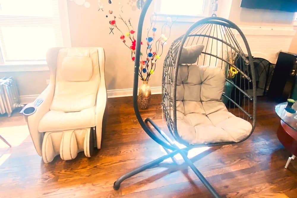 Roseland House | Step into luxury at our fully equipped, cozy 4/5 BR, a blend of style & comfort.