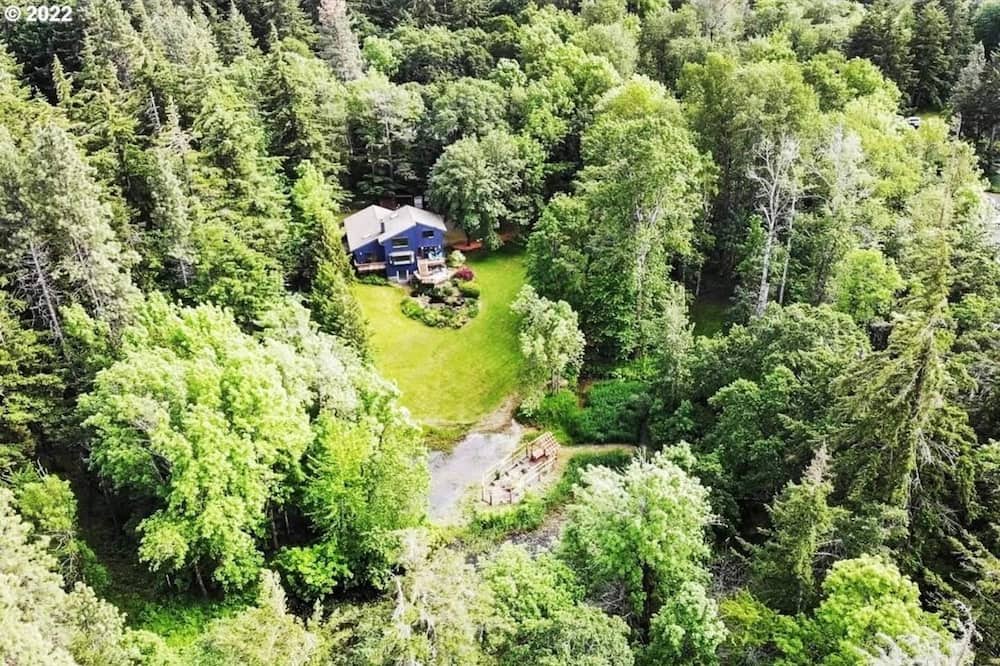 Hood River House | Stylish & Modern Hood River Retreat Near Downtown!