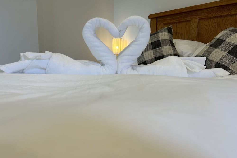 Farley Cabin | NEW King Bed Romantic Cabin - Must See Landscapes