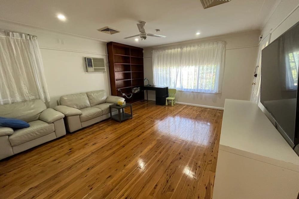 Cabramatta West House | Comfortable house @Mt Pritchard